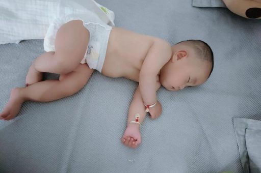 新乡宝宝夏天要穿袜子吗